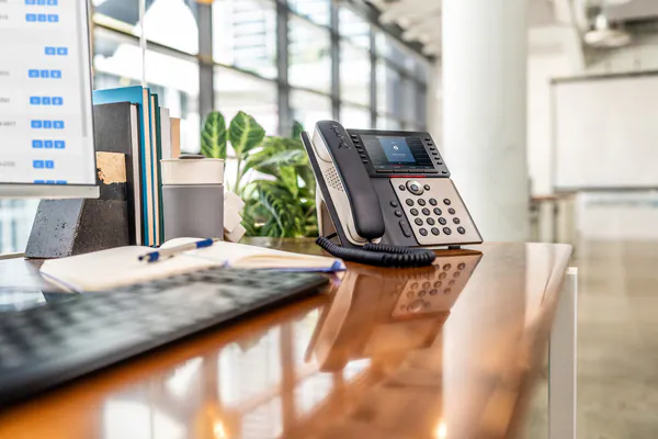 Poly Edge E550 IP Phone and PoE-enabled (82M91AA) 2025 Poly Edge E550 IP Phone and PoE-enabled (82M91AA) để trên bàn